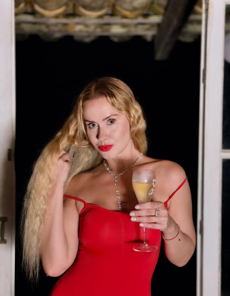 Instagram - Lola Melnyck