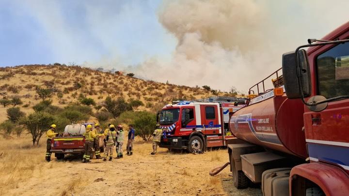 Combaten incendio forestal de gran magnitud en Tiltil - Instagram munitiltil