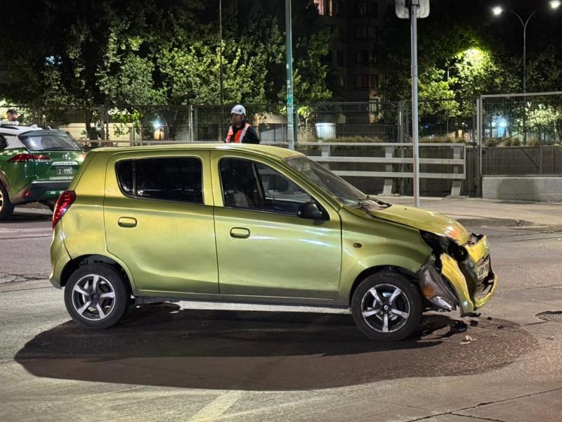 Dos carabineros heridos tras cadena de accidentes en Santiago: Patrulla chocó mientras trasladaba dos heridos en su interior