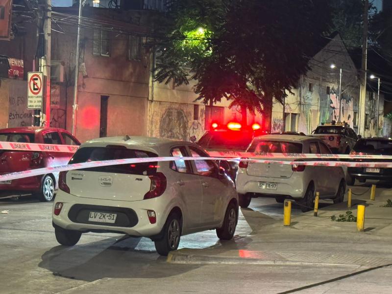 Baleados mientras arreglaban un auto: Balacera deja dos heridos graves en Estación Central