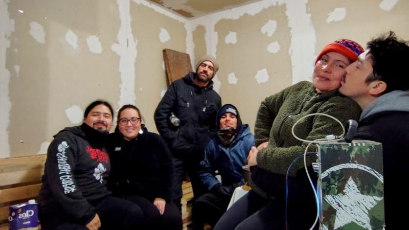 Cedida - Jonathan Díaz y su grupo Diskordia y familia, se encuentra de los primeros de izquierda a derecha