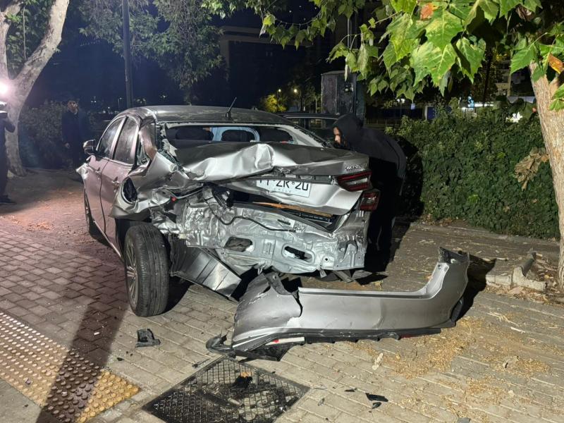 VIDEO | Así fue el momento en que conductora colisiona con auto estacionado en Providencia