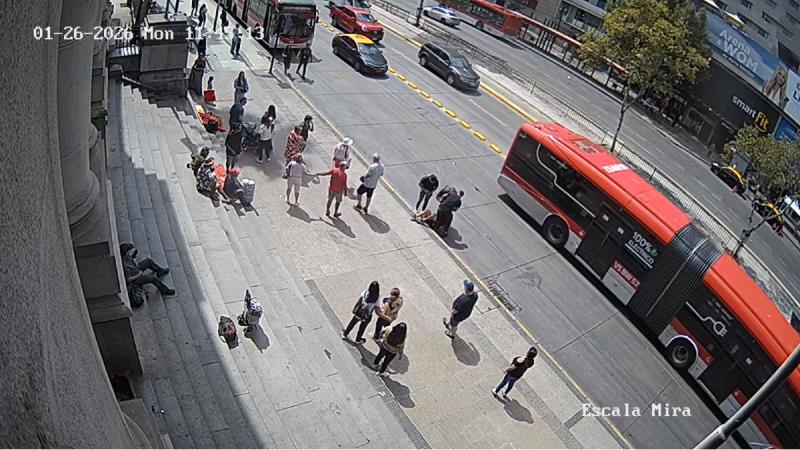 Gentileza - Ladrón es capturado in fraganti por carabineros de civil tras robarle a turista brasileño