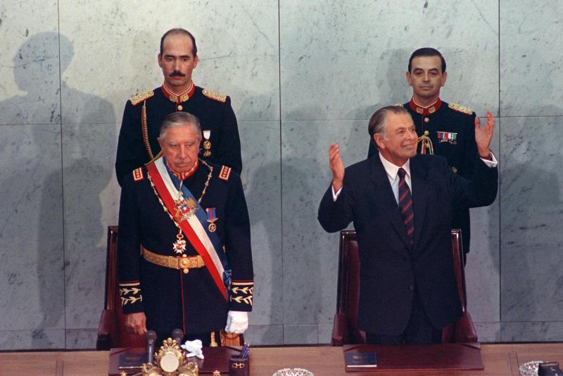 AFP - Augusto Pinochet con el escudo en la banda presidencial, como lo hizo José Antonio Kast en su retrato oficial