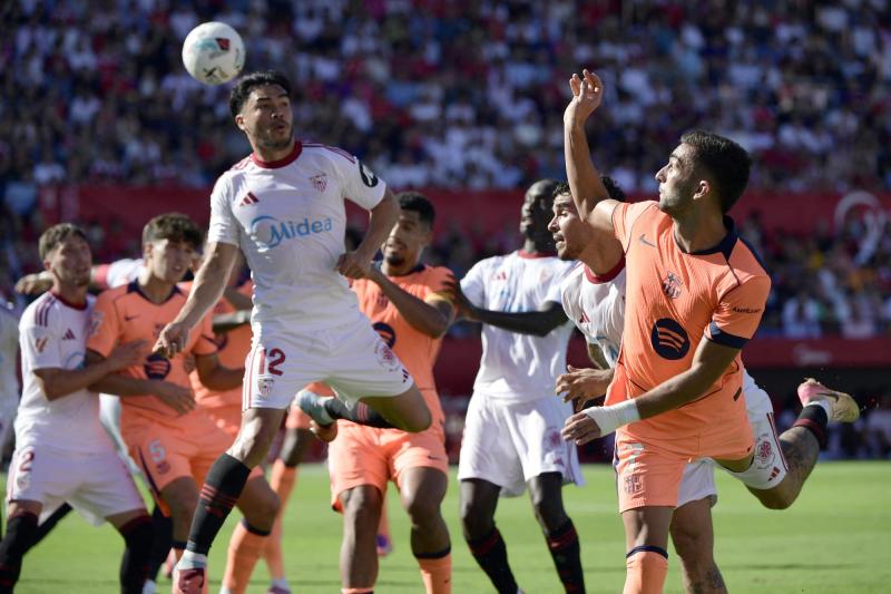 AFP (Archivo) - Gabriel Suazo por el Sevilla ante el Barcelona