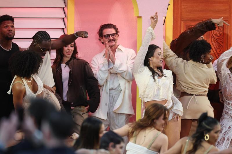 T13 - Sí, era Pedro Pascal: Estos fueron todos los famosos invitados a la "casita" de Bad Bunny en el Super Bowl | AFP
