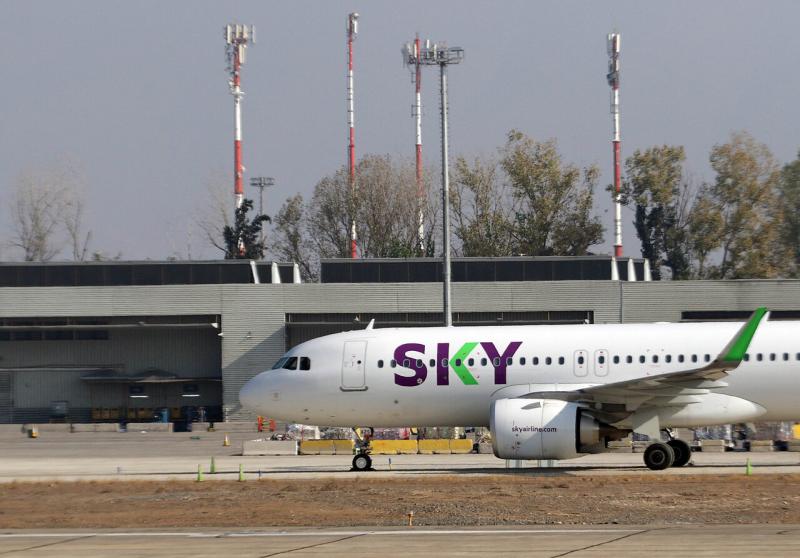 Agencia Uno - Agencia Uno y Pexels - El comentario de pasajero que provocó evacuación de vuelo de SKY y operativo en aeropuerto de Santiago
