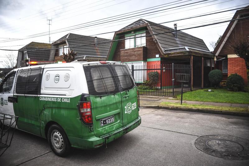 T13 - VIDEO | Carabineros disparan contra sujeto que los amenazó con un cuchillo en subcomisaría de Cabrero | Referencial - Agencia UNO