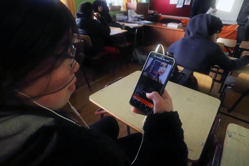 En marzo comienza a regir la ley que prohíbe el uso de celulares en colegios - Agencia Uno