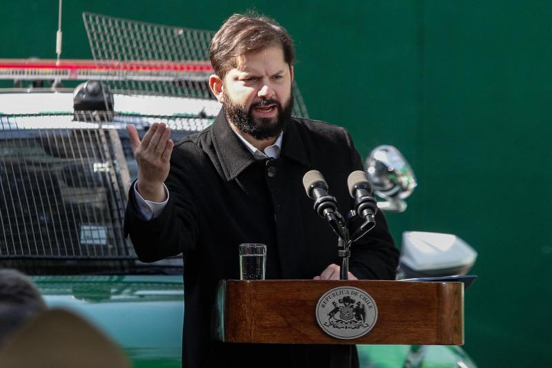 Agencia Uno - Presidente Boric es condecorado como "Alguacil Ilustre" por Carabineros