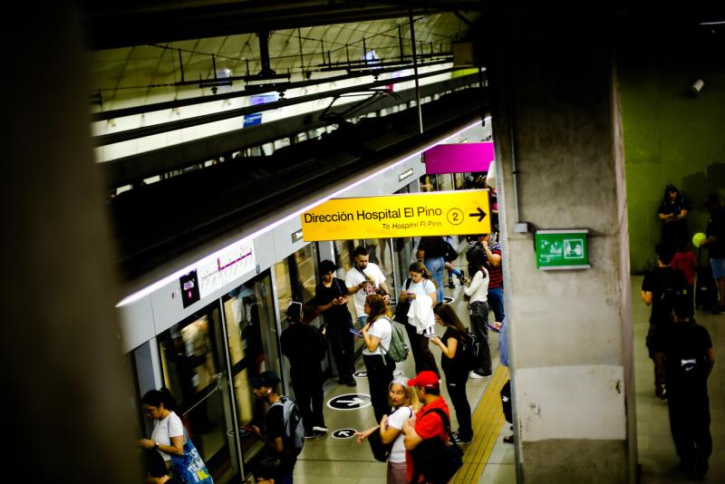 Agencia Uno - Sube precio del transporte público en Santiago: Estas serán las nuevas tarifas en buses, tren y Metro