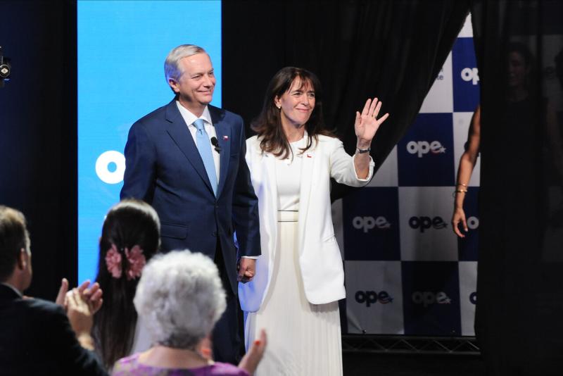 Kast junto a su esposa, María Pía Adriasola - Foto Agencia Uno