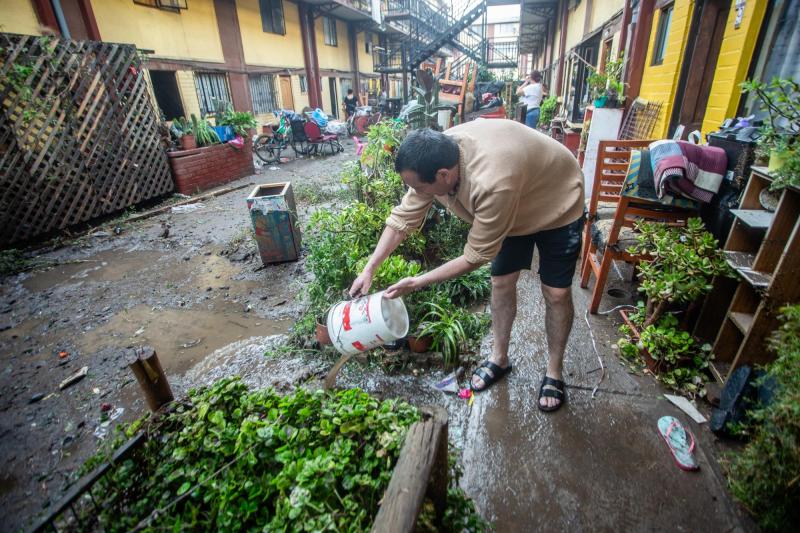 T13 - Vecina de Las Condes relata graves daños en su vivienda tras lluvias: “Todo está flotando en barro” | Referencial - Agencia UNO