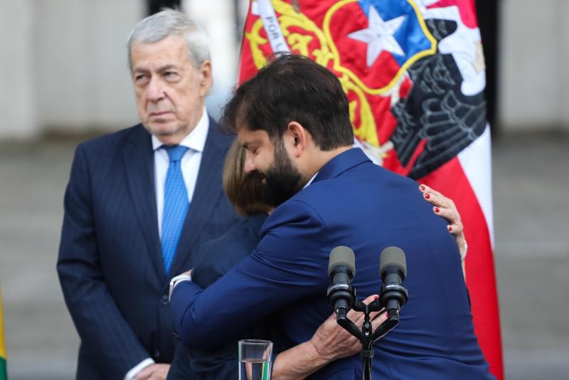 Agencia Uno - Presidente Boric y Bachelet se dieron un abrazo tras anuncio de candidatura a la ONU