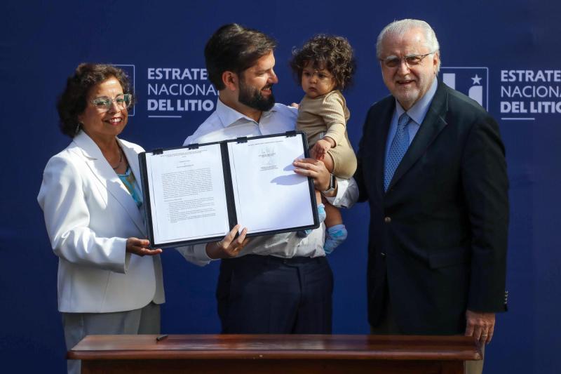 Presidente Boric llegó a La Moneda con su hija Violeta - Agencia Uno