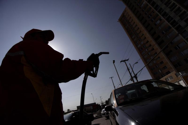 T13 - Bencina gratis este fin de semana: conoce horarios y donde podrás cargar hasta $120.000 por vehículo | Agencia UNO