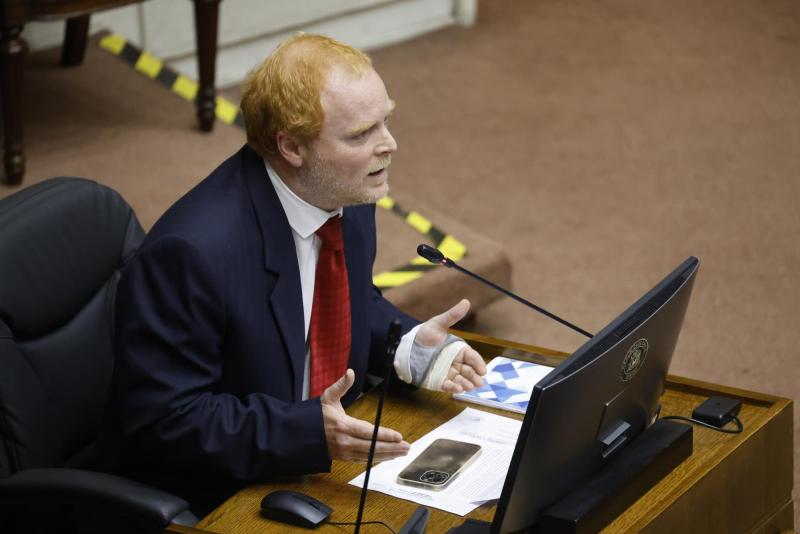 Aton- Senador Rojo Edwards