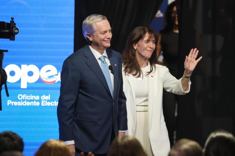 Aton - José Antonio Kast y su esposa