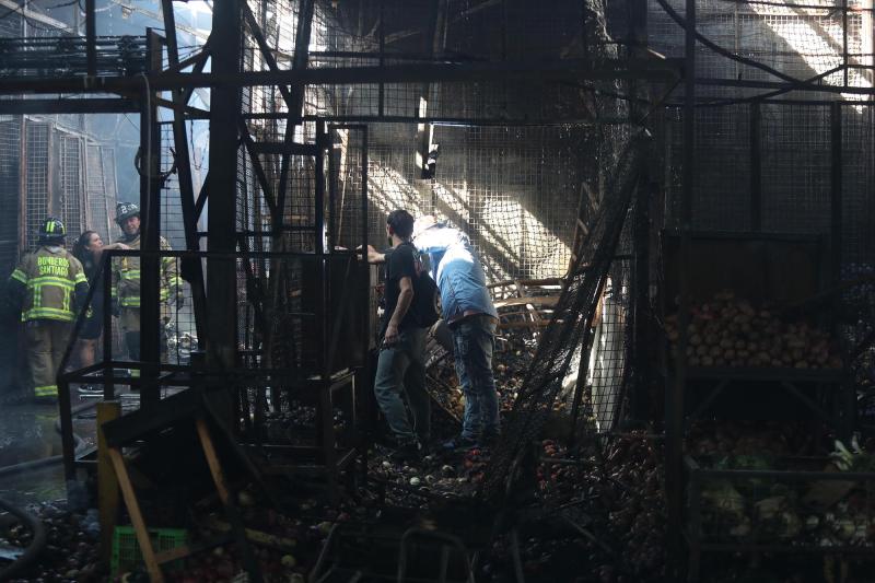 Las desoladoras imágenes de la Vega Central tras el incendio que afectó a 70 locales - Aton