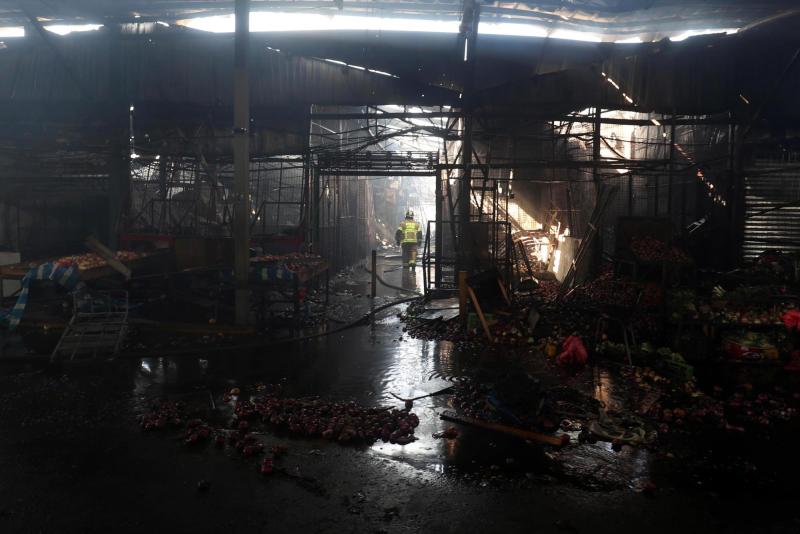 Las desoladoras imágenes de la Vega Central tras el incendio que afectó a 70 locales - Aton