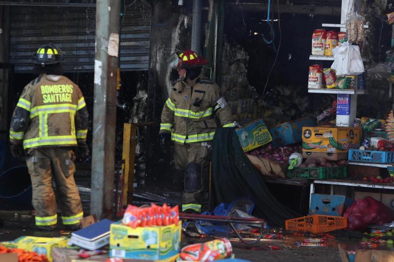 Las desoladoras imágenes de la Vega Central tras el incendio que afectó a 70 locales - Aton