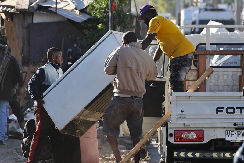Aton - Violento desalojo en toma de Maipú
