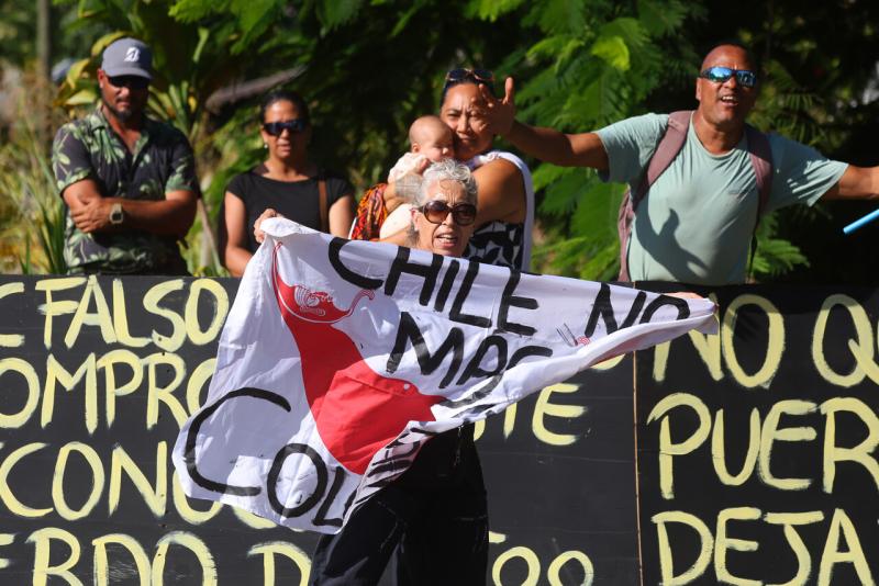 Aton - Algunas personas se manifestaron en Rapa Nui a la llegada del Presidente Gabriel Boric