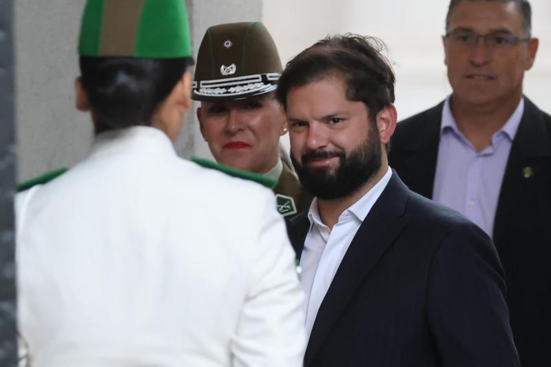 Vallejo responde a críticas por bono de Boric - Aton