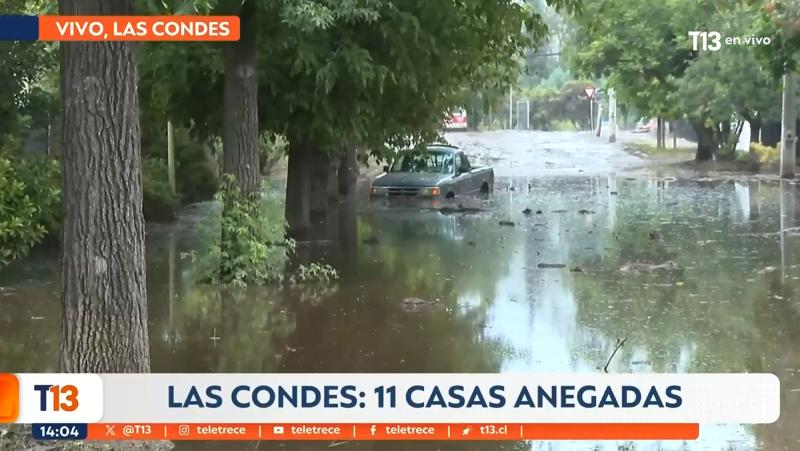 Periodista relata grave anegamiento de su casa tras lluvias en Las Condes: ‘Todo está flotando en barro’”