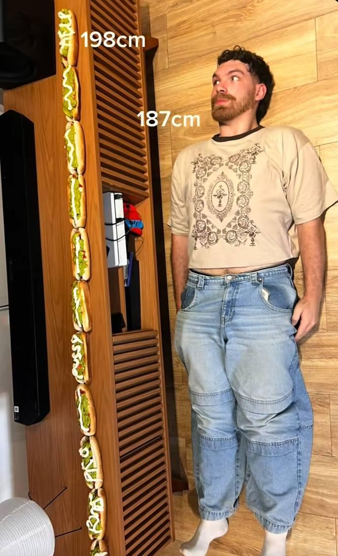 Influencer intentó comer su altura en completos - Tiktok