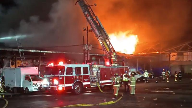 Violento incendio afecta locales de la Vega Central: Bomberos trabaja en controlar el siniestro