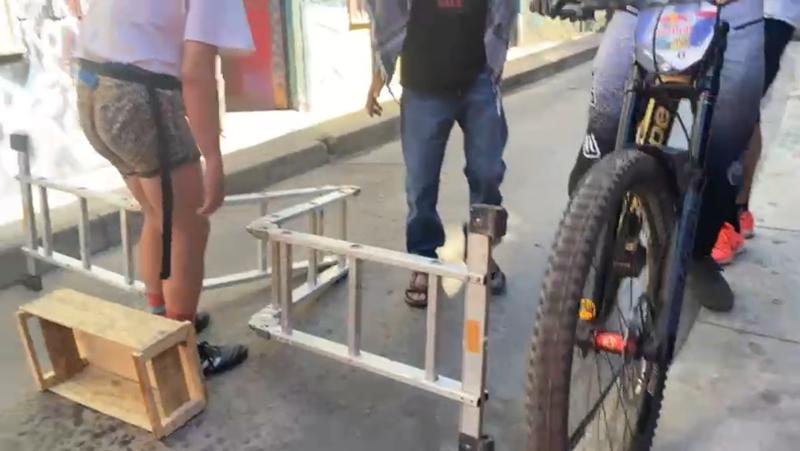 Vecinos de Valparaíso se manifiestan en contra de Cerro Abajo - Captura