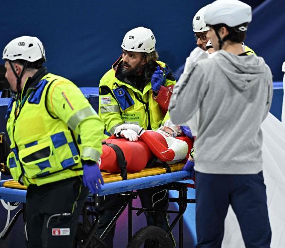 Dramático accidente en los Juegos Olímpicos de Invierno: patinadora sufre corte en el rostro en plena carrera - AFP