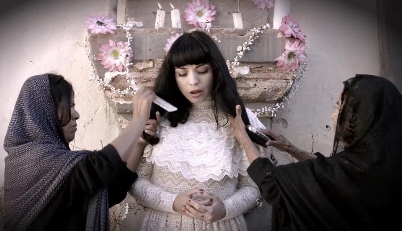 Youtube - Mon Laferte en el video de 'Tu falta de querer'