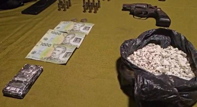 Denuncia por desórdenes termina con sujeto detenido por porte de armas y drogas