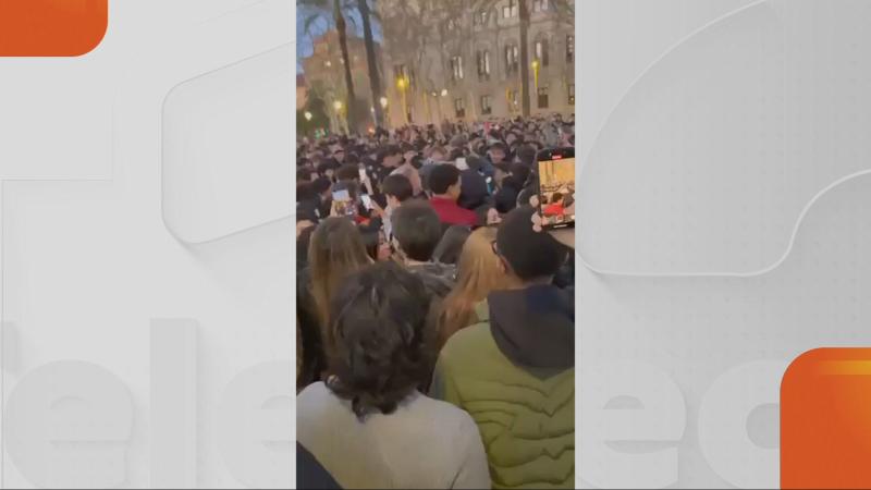 Masiva llegada de curiosos al encuentro de therians (al que no fue ningún therian) - T13