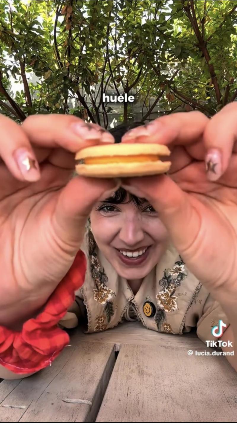 @lucia.durand - (influencer)La creadora de contenido Lucía Durán sorprendió a sus seguidores al probar distintos dulces y snacks chilenos en un video de TikTok, donde compartió sus opiniones, comparó sabores con los de su país y reaccionó con humor ante productos como las ramitas, chocolates, queques y el tradicional manjar.