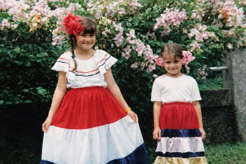 Karol y Laura en su infancia con el traje típico de Costa Rica
