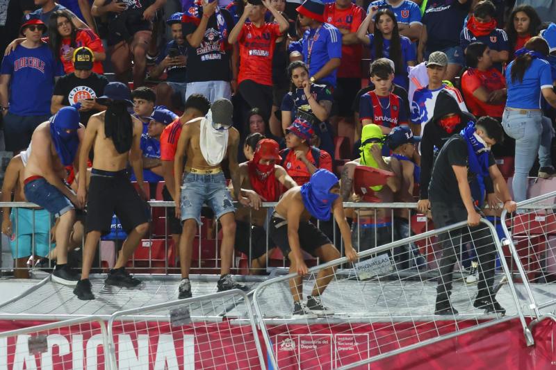 Photosport - La violencia se apoderó del partido entre Universidad de Chile y Audax Italiano