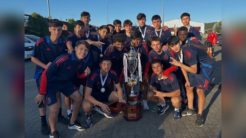 Instagram/udechileformativo - ¿Qué dice la FIFA sobre este caso? En la imagen la Sub 15 de Universidad de Chile