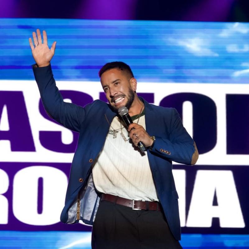 T13 - Santiago Endara, el hombre tras el Pastor Rocha: Comediante, autor y fenómeno digital que debutará en el Festival de Viña 2026 | Instagram - @santiago_seto