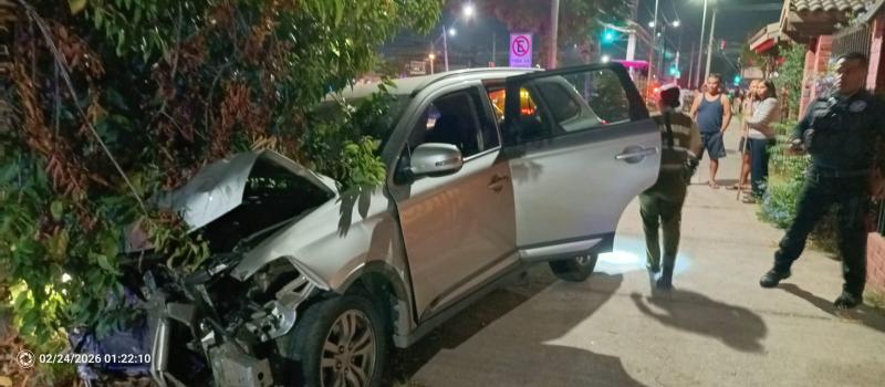 Persecución por auto robado termina con patrulla municipal volcada en La Florida: Dos menores detenidos