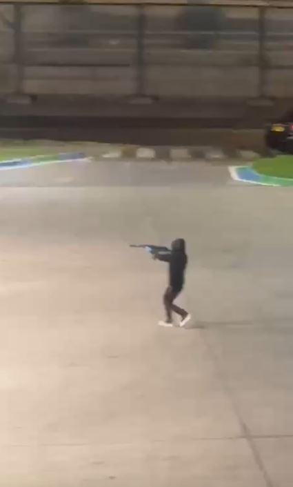 Sujeto que asaltó la servicentro portaba un arma que parece ser de alto calibre - Captura de pantalla