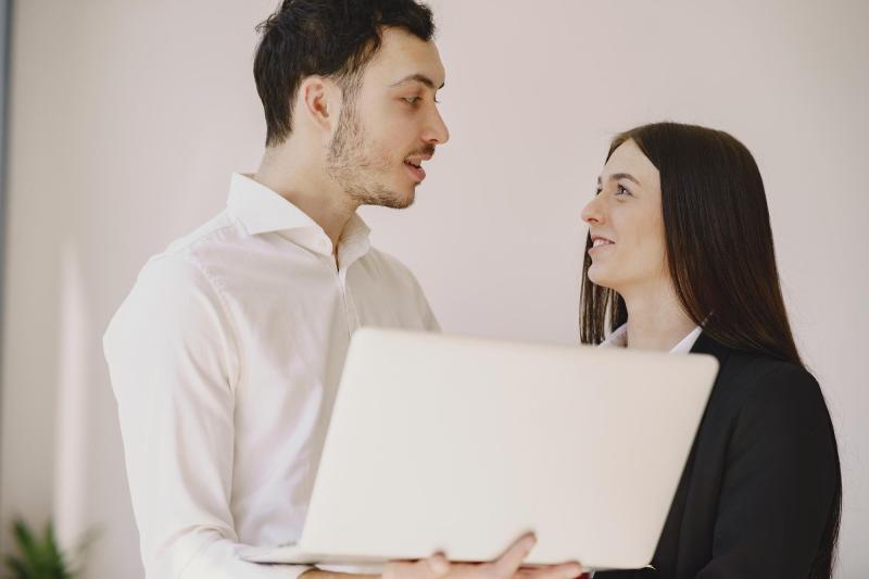 Freepik - Estudio del romance laboral en San Valentín