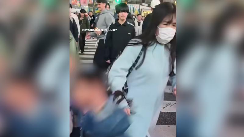 Redes sociales - Mujer empujó y botó al suelo a pequeña niña