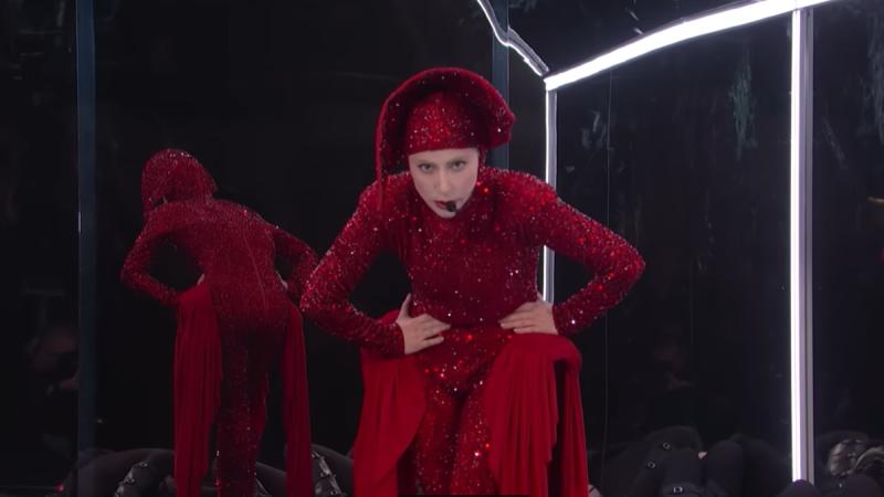 Lady Gaga con un diseño de Luar - Captura YouTube SNL