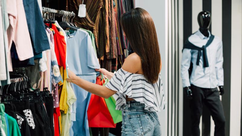 Marca de ropa argentina anuncia su cierre en Chile - referencial freepik