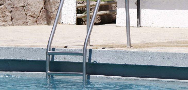 T13 - Madre e hijo mueren al interior de una piscina en San Clemente: Carabineros investiga las causas | Contexto - Agencia UNO