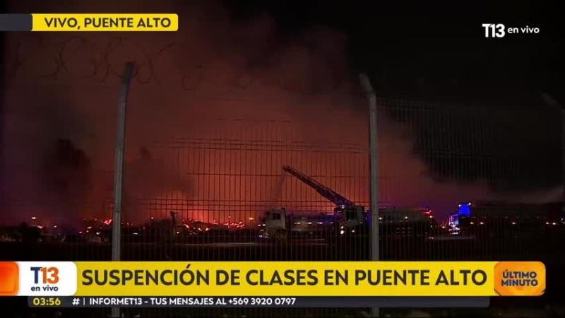 Suspenden clases en cuatro colegios de Puente Alto tras incendio en papelera