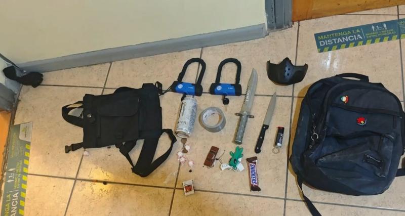 Un machete y varios cuchillos: el arsenal del estudiante que asesinó a inspectora de su colegio en Calama